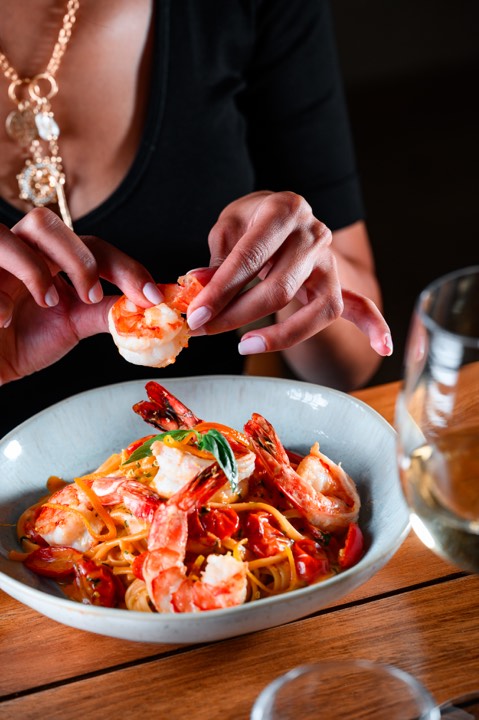 Assiette gastronomique de pâtes aux crevettes pour Al Maaden à Marrakech, Maroc.