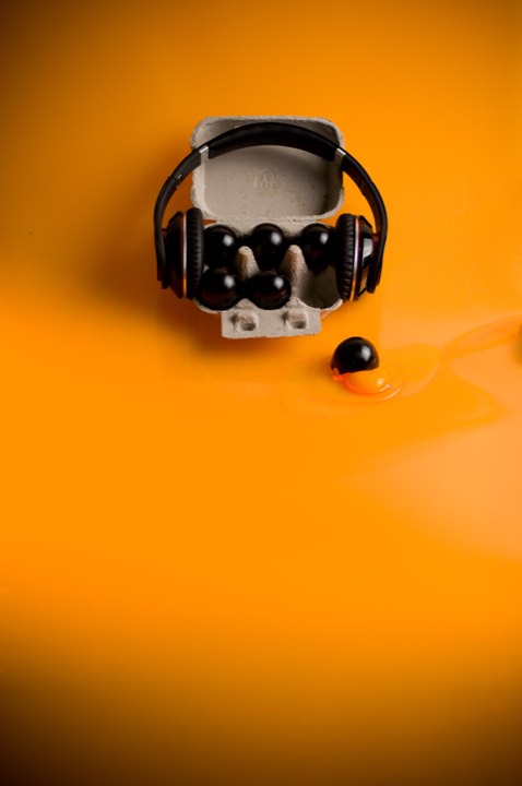 Œufs noirs accompagnés d’un casque audio pour Paul Pairet à Shanghai, Chine.