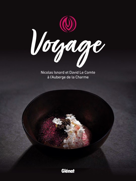 La couverture du livre de recettes Voyage pour Auberge de la Charme / Editions Glénat en France.