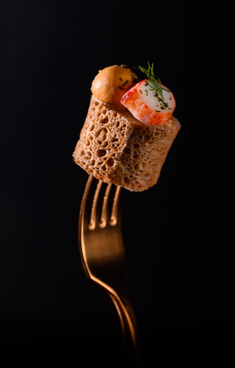 Une fourchette qui tient une élégante bouchée pour Miniature Original Food en France.