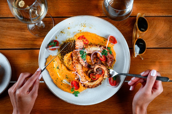 Assiette gastronomique d'un tentacule de poulpe pour Al Maaden à Marrakech, Maroc.