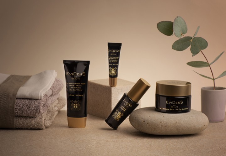Gamme de soins Evidens avec serviettes et plante pour Evidens à Paris, France.