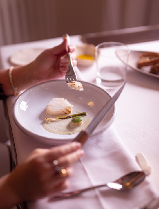 Bouchée gastronomique dressée dans une assiette pour Ostapé à Bidarray, France.