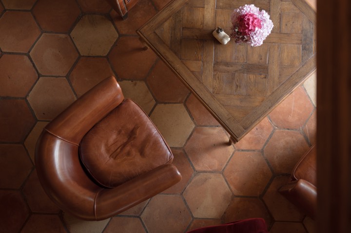 Un fauteuil club dans le bar d’un restaurant pour Ostapé à Bidarray, France.