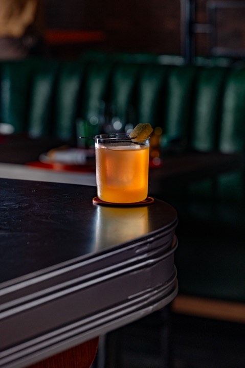 Un cocktail sur le bord d'un bar pour Moutarde à Singapour.