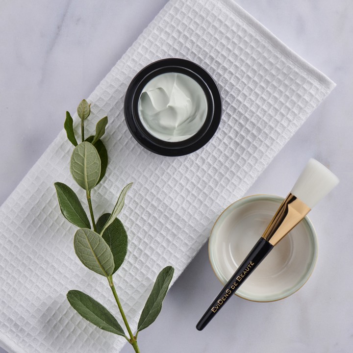 Crème Evidens, pinceau et branche d’eucalyptus pour Evidens à Paris, France.