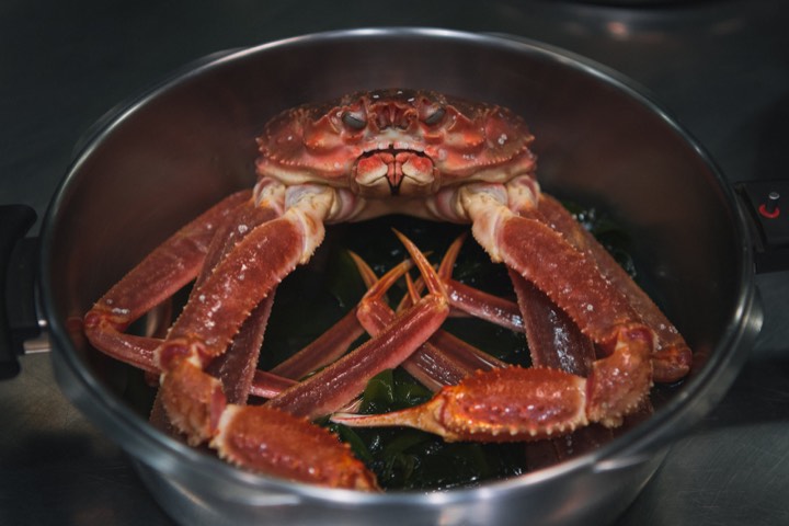 Crabe entier présenté dans une casserole pour Ultraviolet by Paul Pairet à Shanghai, Chine.