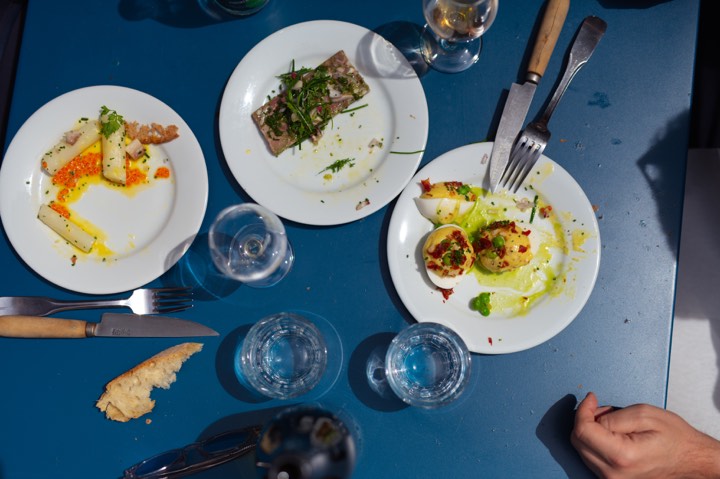 Une table de restaurant en terrasse vue du dessus pour Les Arlots à Paris, France.