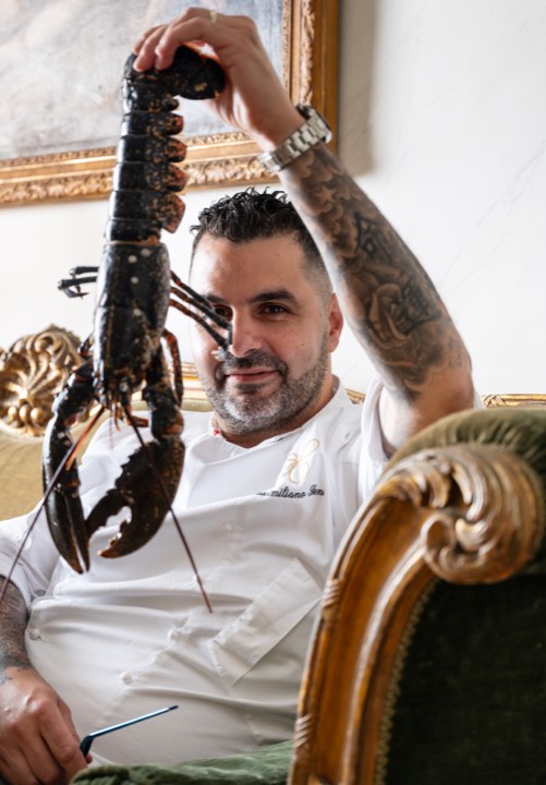 Un chef qui tient un homard lors d’une photo de portrait pour Château de Courcelle à Courcelles-sur-Vesle, France.