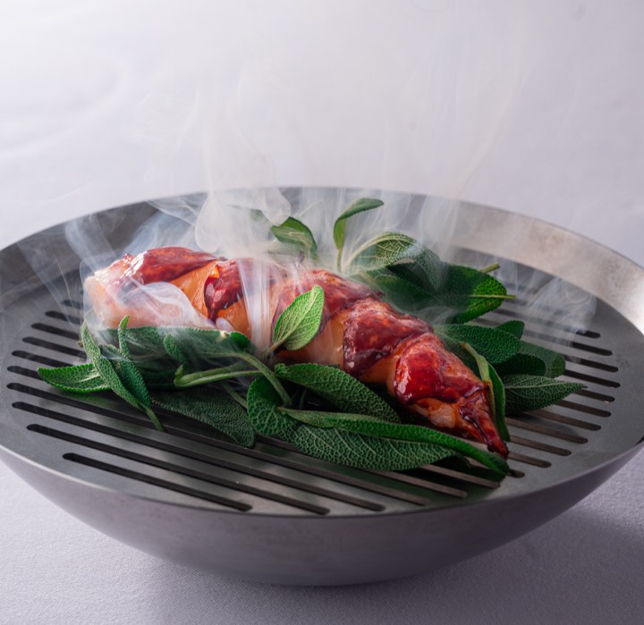 Un homard fumé sous cloche pour Blue by Alain Ducasse à Bangkok, Thaïlande.