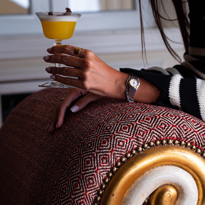 Cocktail jaune tenu à la main pour Hôtel Infante Sagres à Porto, Portugal.