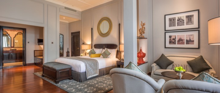 Suite d’hôtel avec chambre et salon pour The Strand à Yangon, Birmanie.