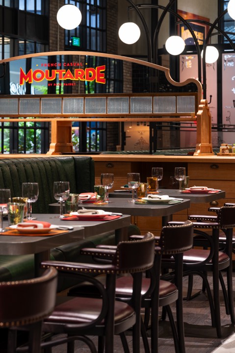 Salle du restaurant Moutarde avec tables dressées pour Moutarde à Singapour.