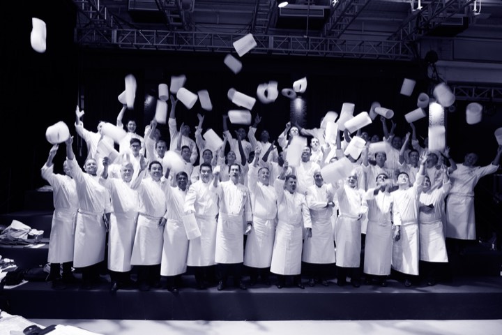 Groupe de chefs lançant leurs toques en l’air pour Bocuse d’Or à Shanghai, Chine.