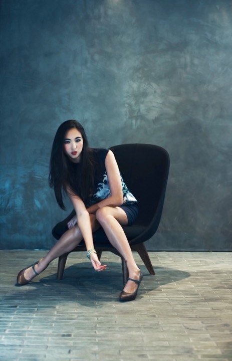 Une modèle qui pose dans un fauteuil pour Residence G à Shenzhen, Chine.