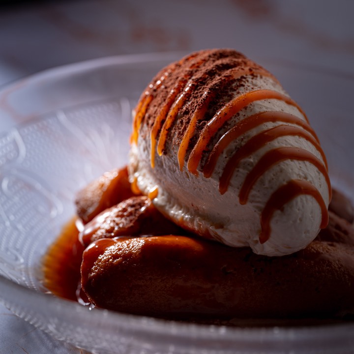 Glace gastronomique dressée dans une assiette pour Norges à Dijon, France.