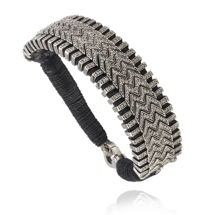 Packshot d’un bracelet en métal tressé pour Van Den Abeele Paris à Paris, France.