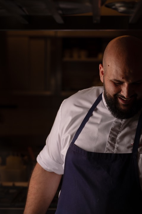 Un chef qui sourit au travail pour Cercle Guiraud à Sauternes, France.