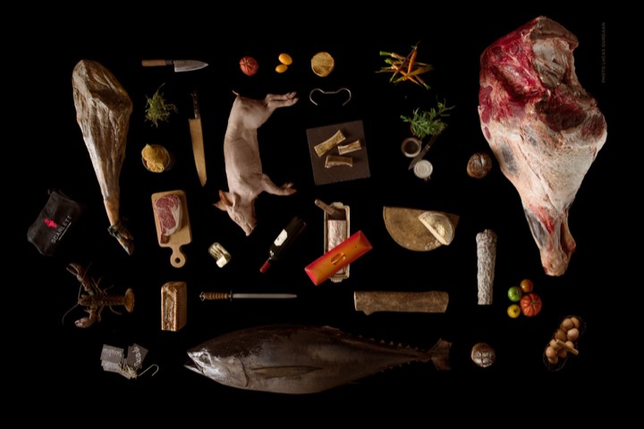 Composition d’ingrédients et de pièces de viande vue de dessus pour Scarlett Bangkok à Bangkok, Thaïlande.