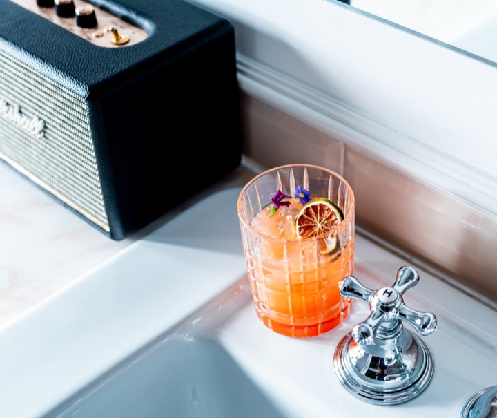 Cocktail posé près d’une enceinte pour Hôtel Infante Sagres à Porto, Portugal.