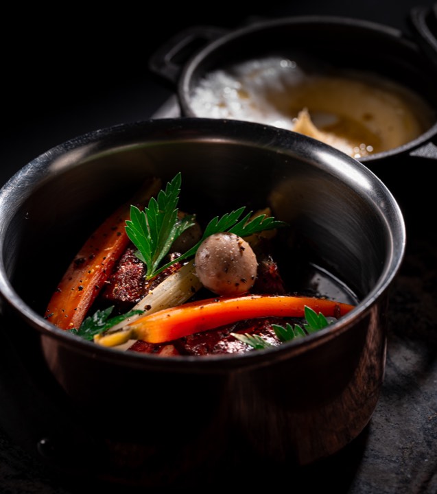 Pot-au-feu dressé dans une assiette pour Mr & Mrs Bund by Paul Pairet à Shanghai, Chine.