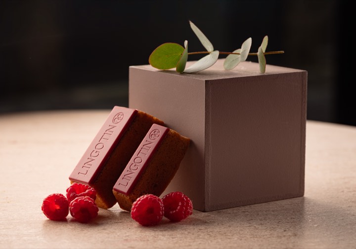 Deux Lingotins à la framboise photographiés en packshot pour Lingotin à Brive-la-Gaillarde, France.