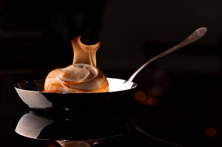 Meringue flambée au chalumeau pour Hôtel du Palais à Biarritz, France.