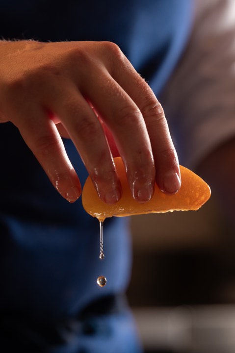 Jus d’orange coulant sur une préparation pour Cercle Guiraud à Sauternes, France.
