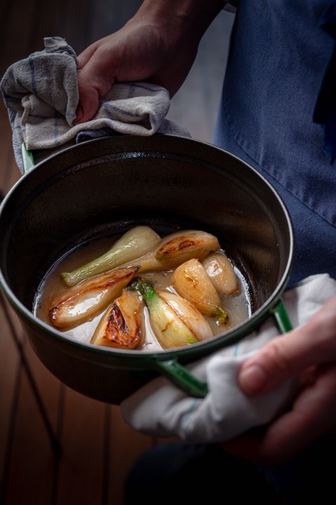 Une casserole d’oignons braisés pour La Table de l’Olea à La Teste-de-Buch, France.