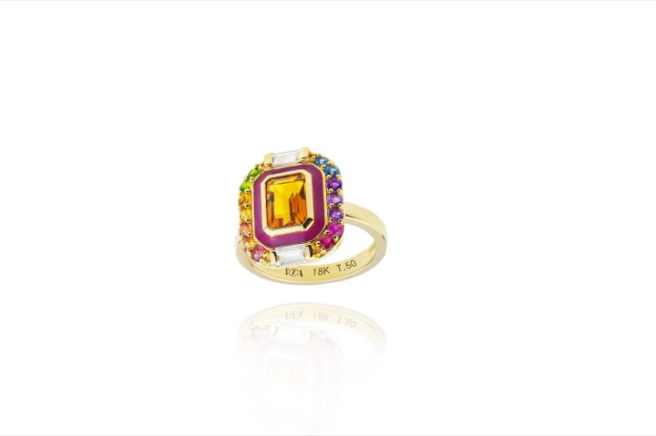 Packshot d’une bague sertie d’une pierre colorée pour Van Den Abeele Paris à Paris, France.