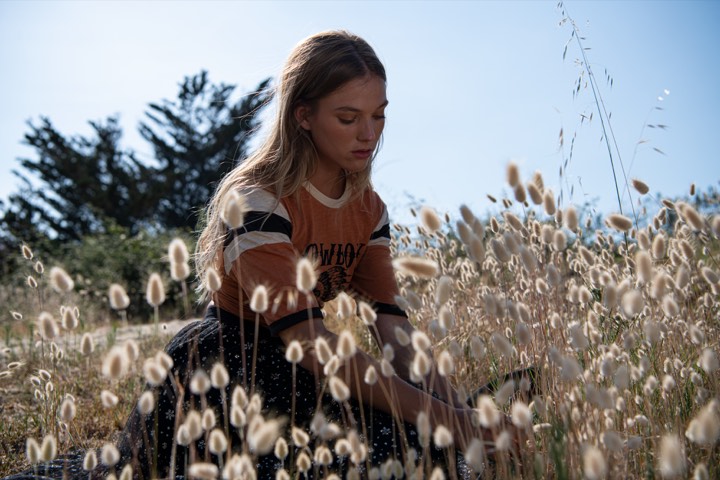 Mannequin posant dans les herbes pour Hipanema à Paris, France.